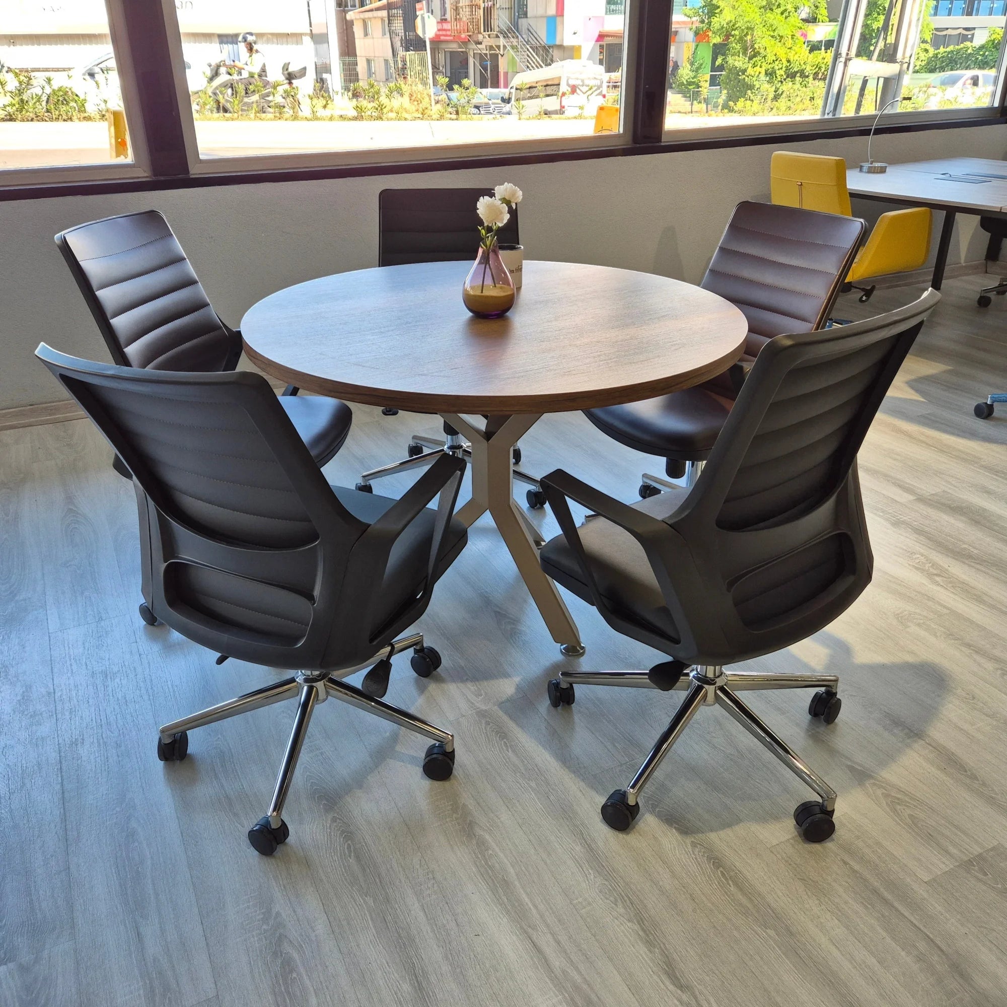 İstanbul Ofis Mobilya modern ahşap yuvarlak toplantı masası ve siyah deri ofis sandalyeleri
