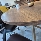 İstanbul Ofis Mobilya modern ahşap dokulu yuvarlak toplantı masası, metal ayaklı ve şık ofis dekorasyonu.