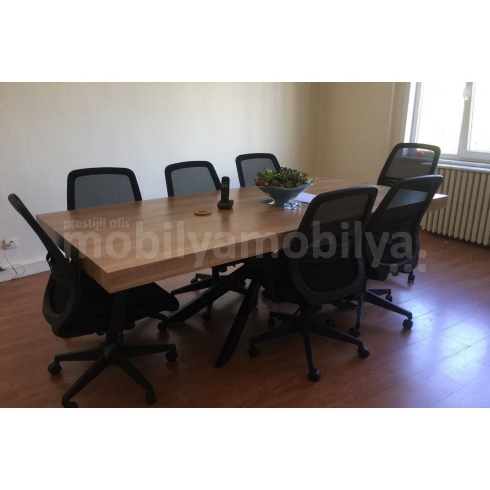 Mme Taksim Réunion Tulip Table