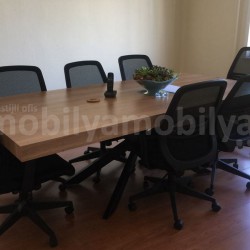 Mme Taksim Réunion Tulip Table