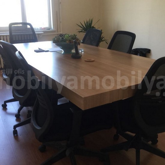 Mme Taksim Réunion Tulip Table