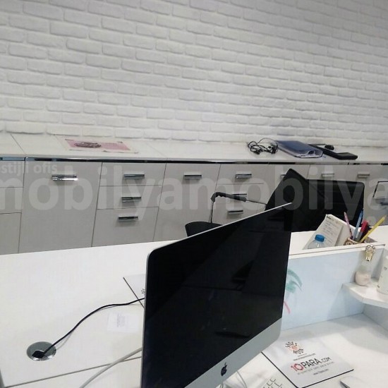 M. Karahan Bound For Glory Hunters Fashion Mobilier De Bureau