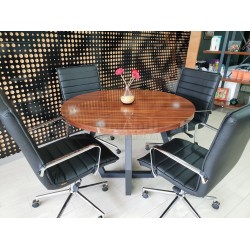 Table Ronde Réunion À Dubaï