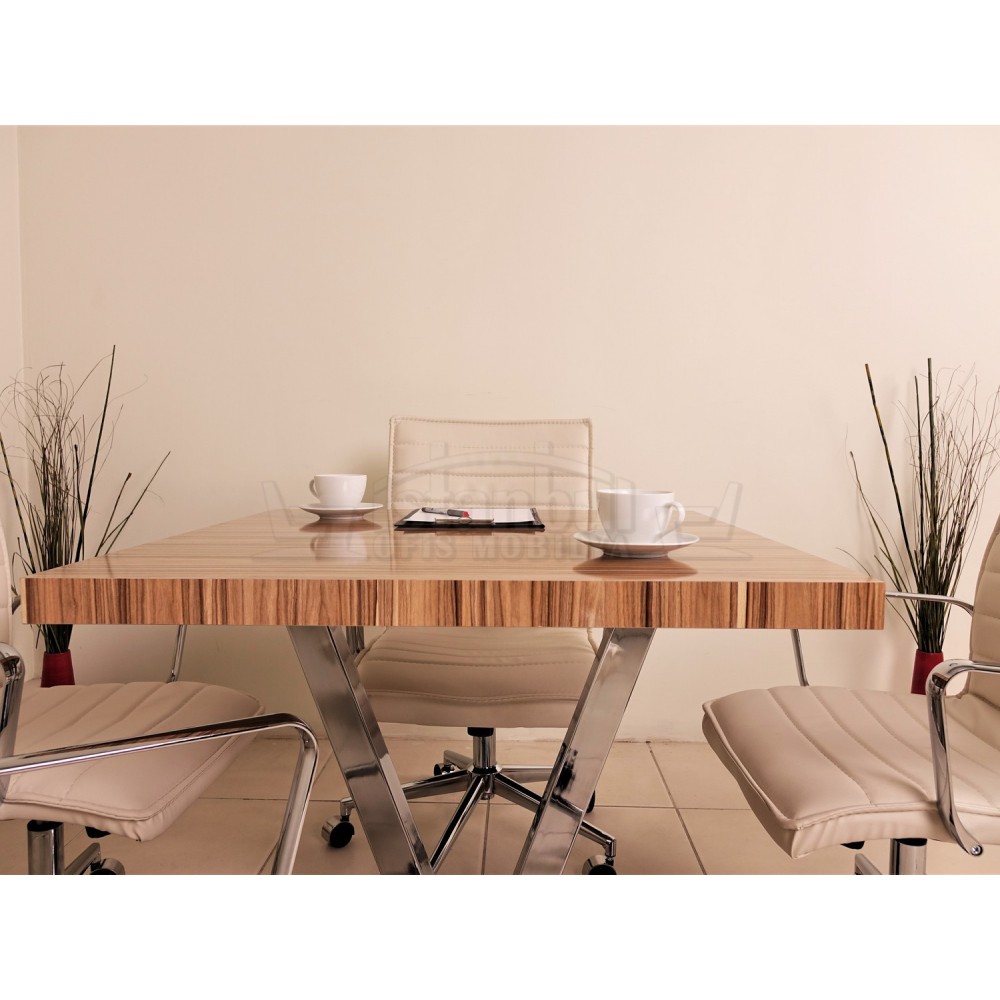 Table Carrée De Réunion À Vienne