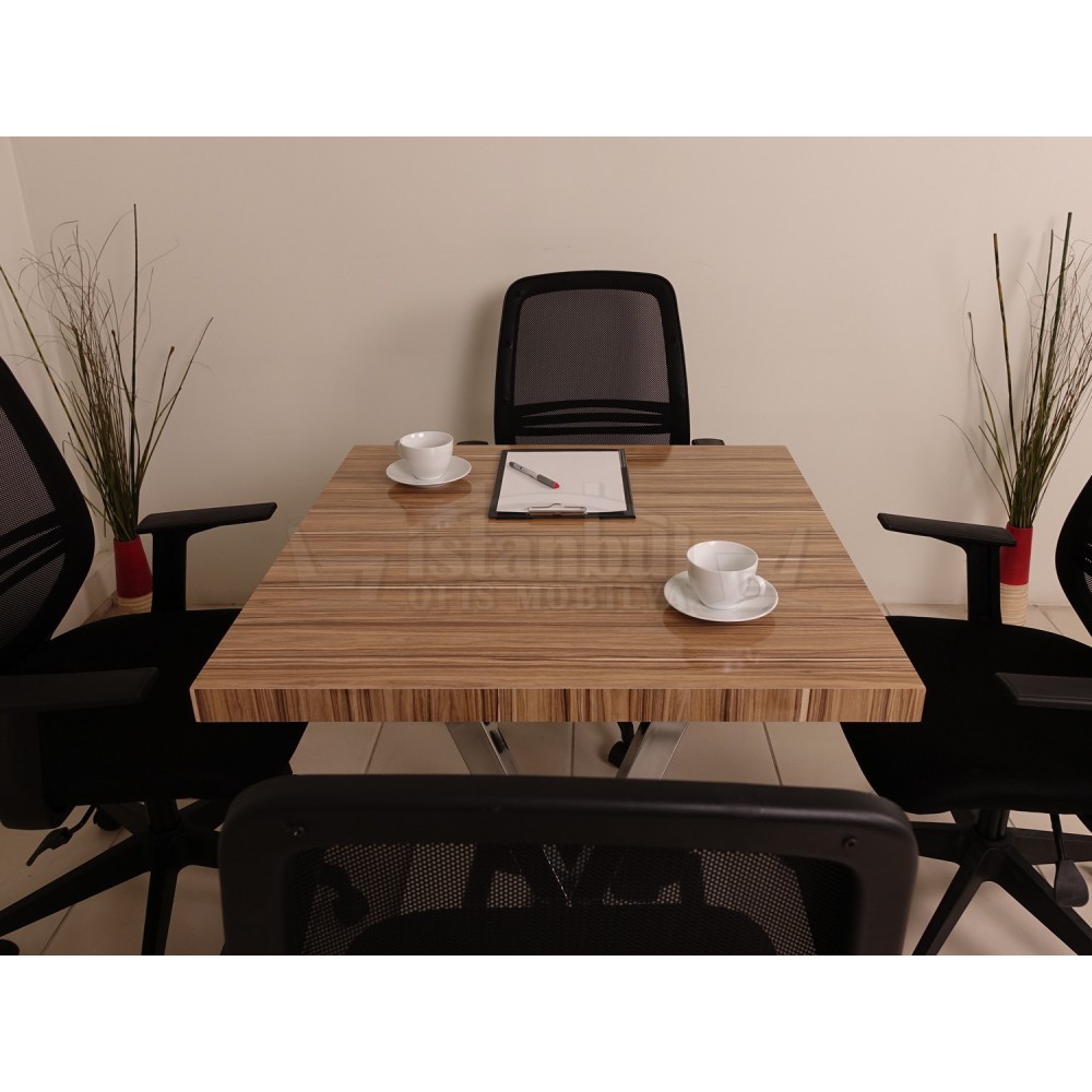 Table Carrée De Réunion À Vienne