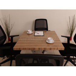 Table Carrée De Réunion À Vienne