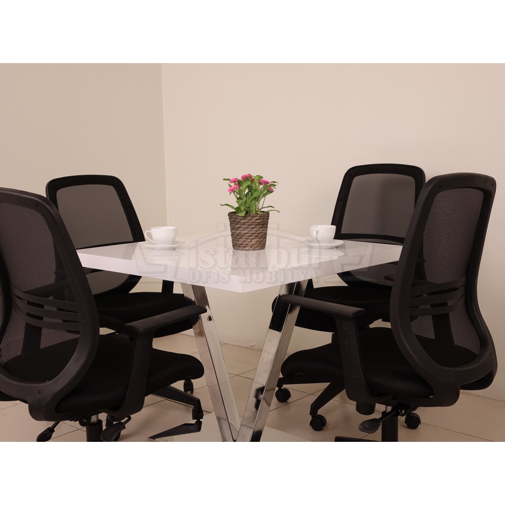 Table Carrée De Réunion À Vienne