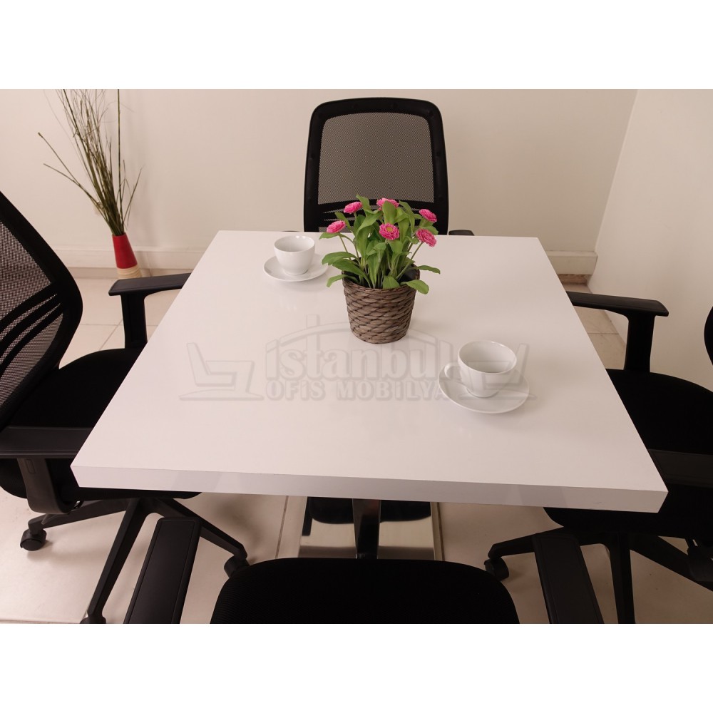 Table Carrée De Réunion À Vienne