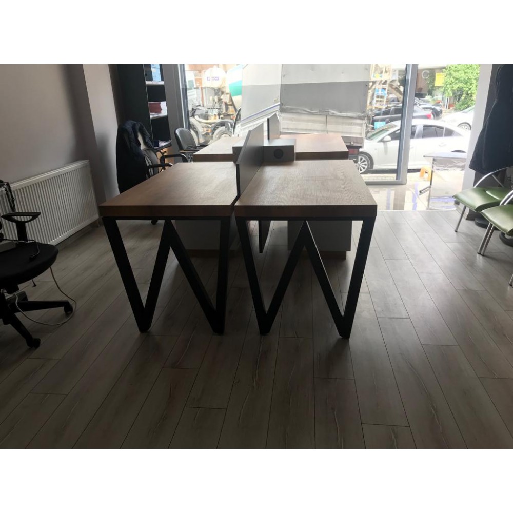 Bureau Pour Quatre Personnes