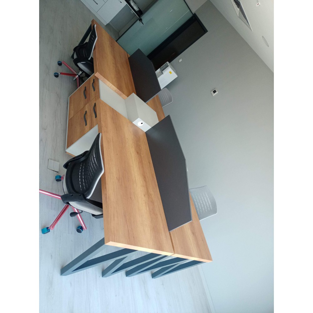 Bureau Pour Quatre Personnes