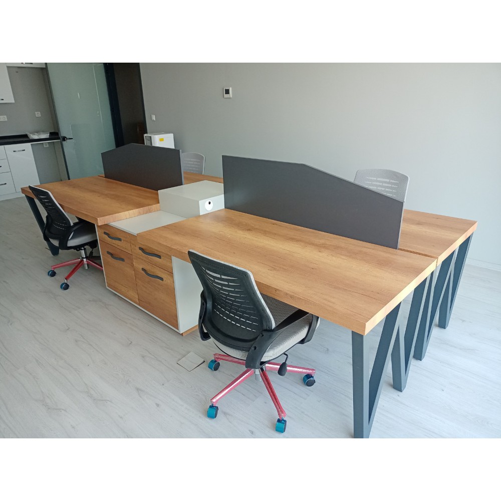 Bureau Pour Quatre Personnes