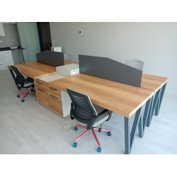 Bureau Pour Quatre Personnes