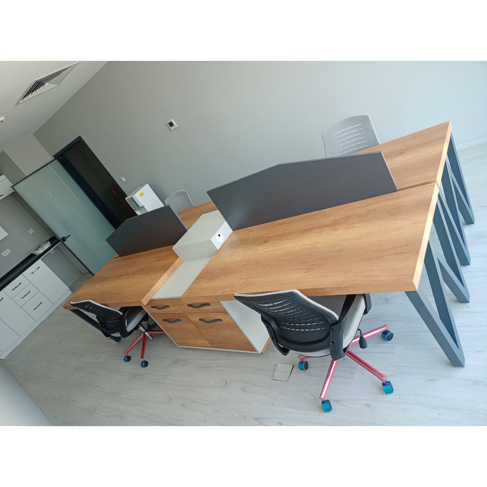 Bureau Pour Quatre Personnes