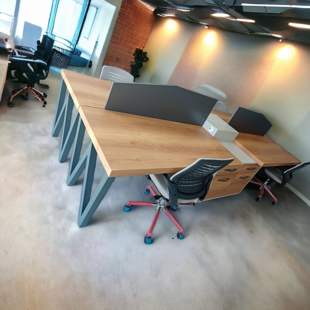 Bureau Pour Quatre Personnes