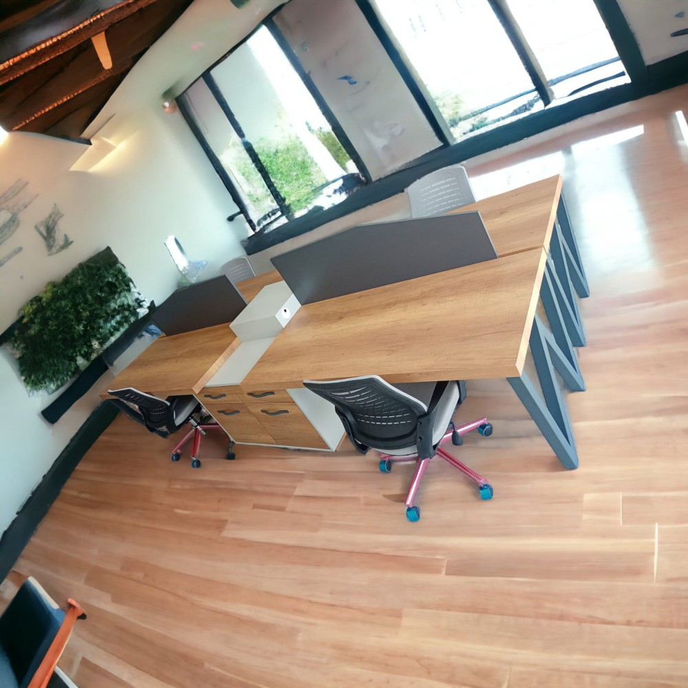 Bureau Pour Quatre Personnes