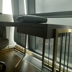 Conjunto de trabajo de oficina con jaula dorada