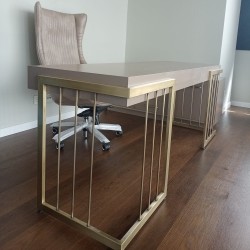 Conjunto de trabajo de oficina con jaula dorada