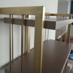 Conjunto de trabajo de oficina con jaula dorada