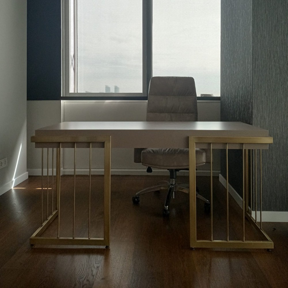 Conjunto de trabajo de oficina con jaula dorada