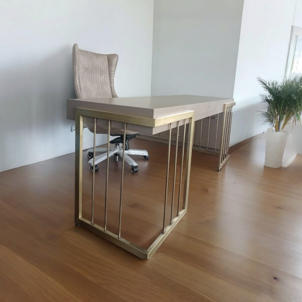 Conjunto de trabajo de oficina con jaula dorada