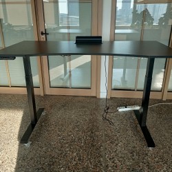 Bureau à roulettes motorisé à hauteur réglable IOM