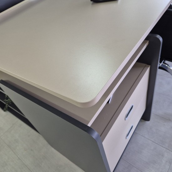 Apple Pour Quatre Personnes Bureau Poste De Travail