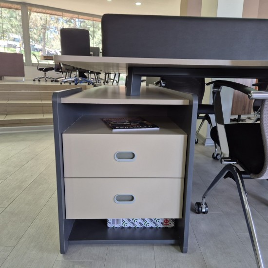 Apple Pour Quatre Personnes Bureau Poste De Travail